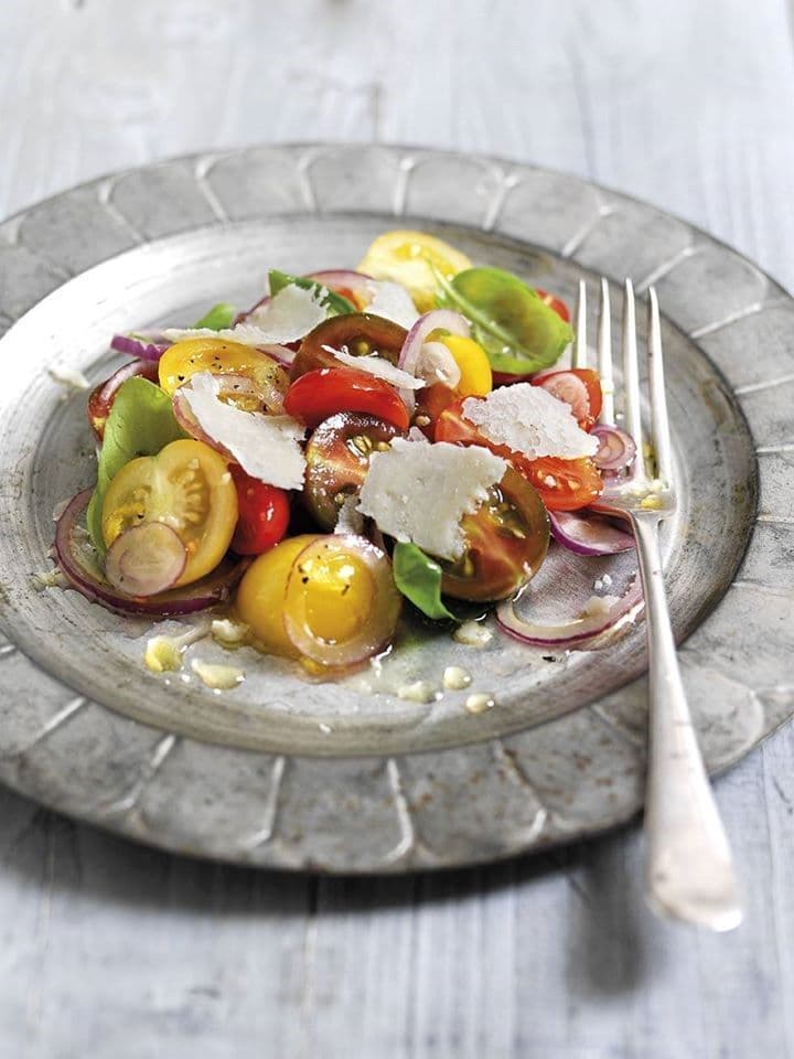 Insalatina di pomodoro, basilico e Parmigiano Reggiano