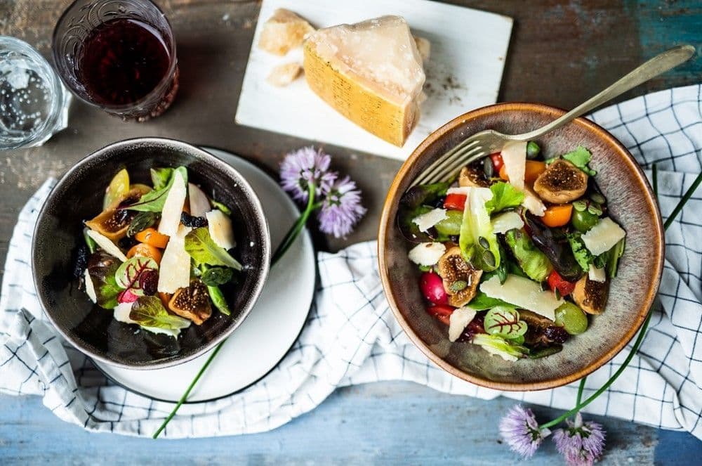 Insalata mista con fichi e Parmigiano Reggiano