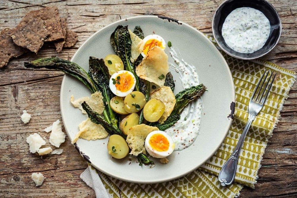 Insalata di patate novelle, uova sode e Parmigiano Reggiano grigliato
