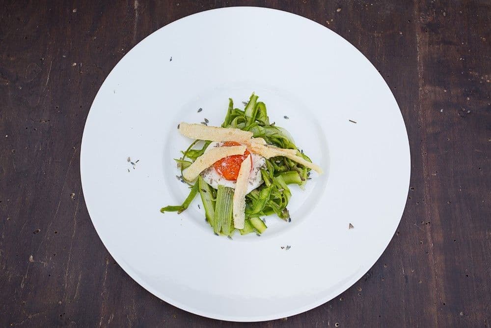 Insalata di asparagi e lavanda con cremoso d’uovo, spuma al Parmigiano Reggiano e sue croste fritte