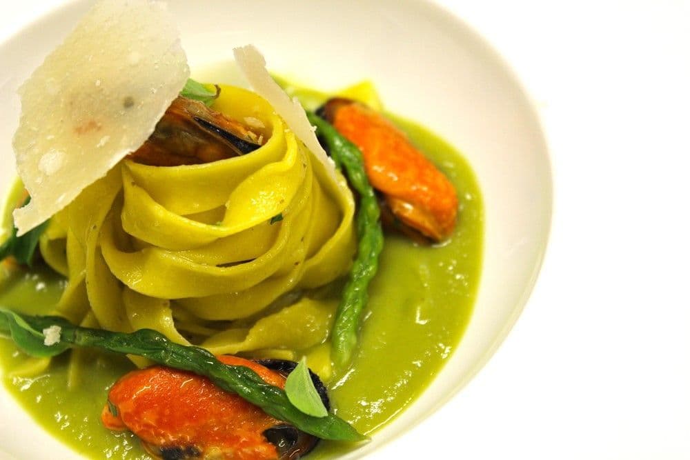 Tagliolino con asparagi selvatici alla maggiorana, cozze e Parmigiano Reggiano