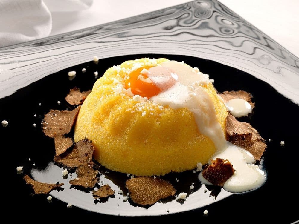 Savarin di polenta con uovo fondente, tartufo nero di Fragno e fonduta di Parmigiano Reggiano