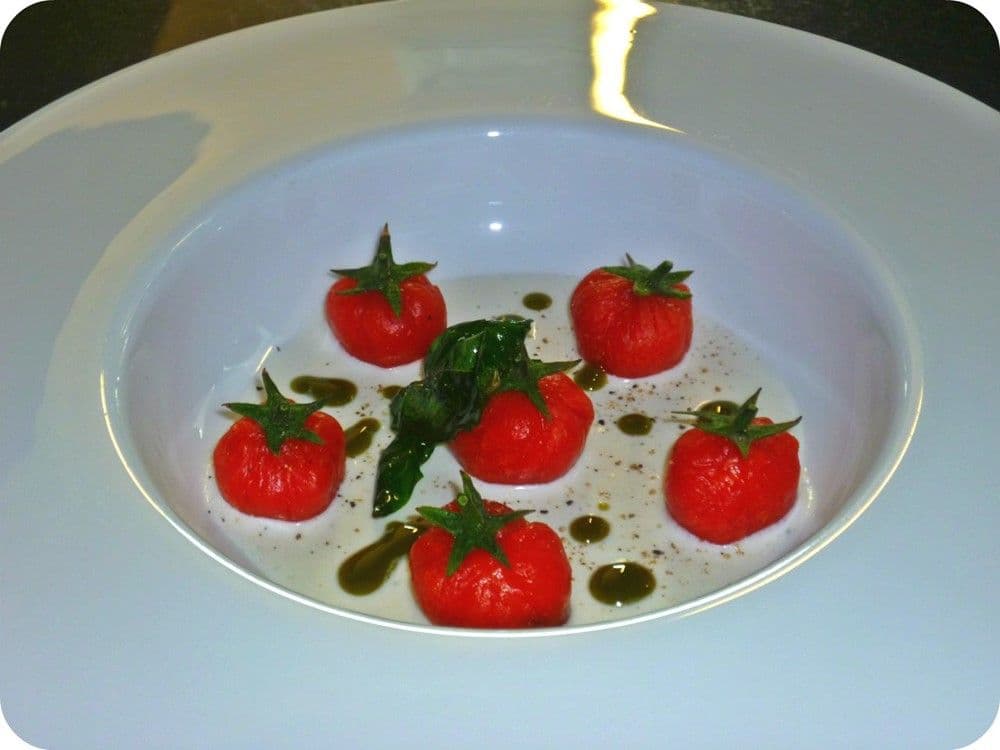 Gnocchi di pomodoro su crema di burrata e olio al basilico