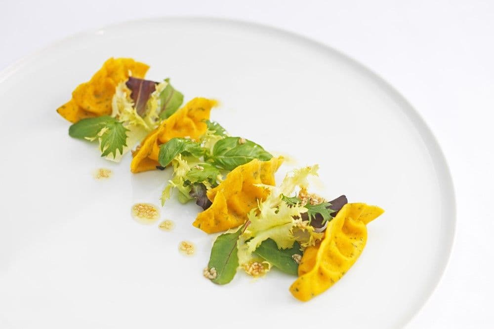 Pasta tiepida alle erbe con topinambur su insalata primaverile