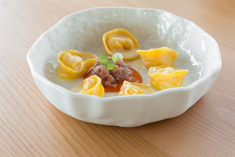 Tortellini al Parmigiano Reggiano con salsa al pomodoro e carne cruda