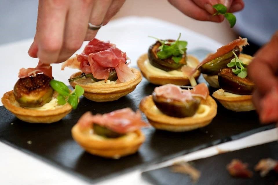 Cestini brisèe con crema di Parmigiano Reggiano, fichi caramellati e Prosciutto di Parma