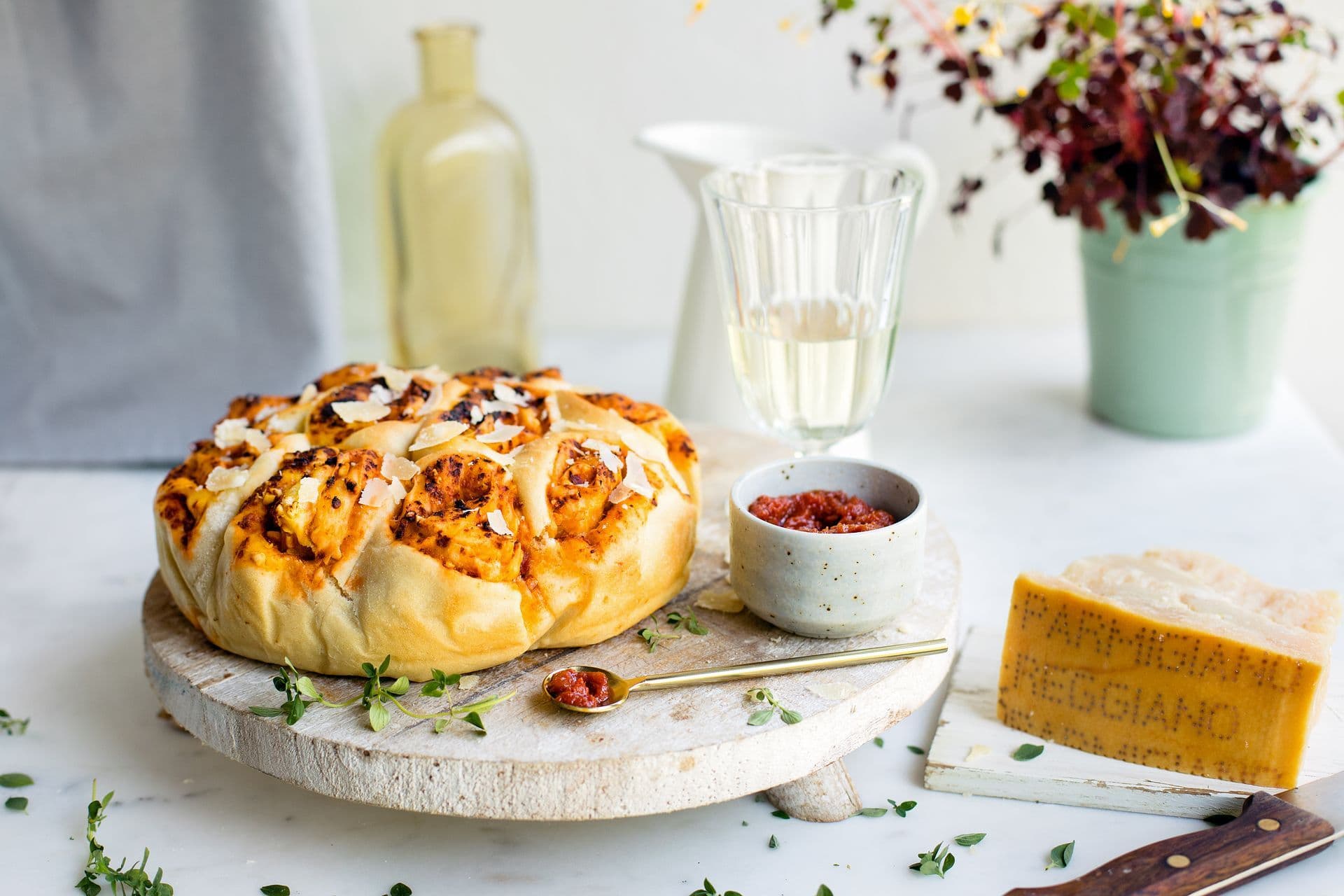 Torta delle rose salata con ripieno di Parmigiano Reggiano, paté di pomodori secchi e mandorle