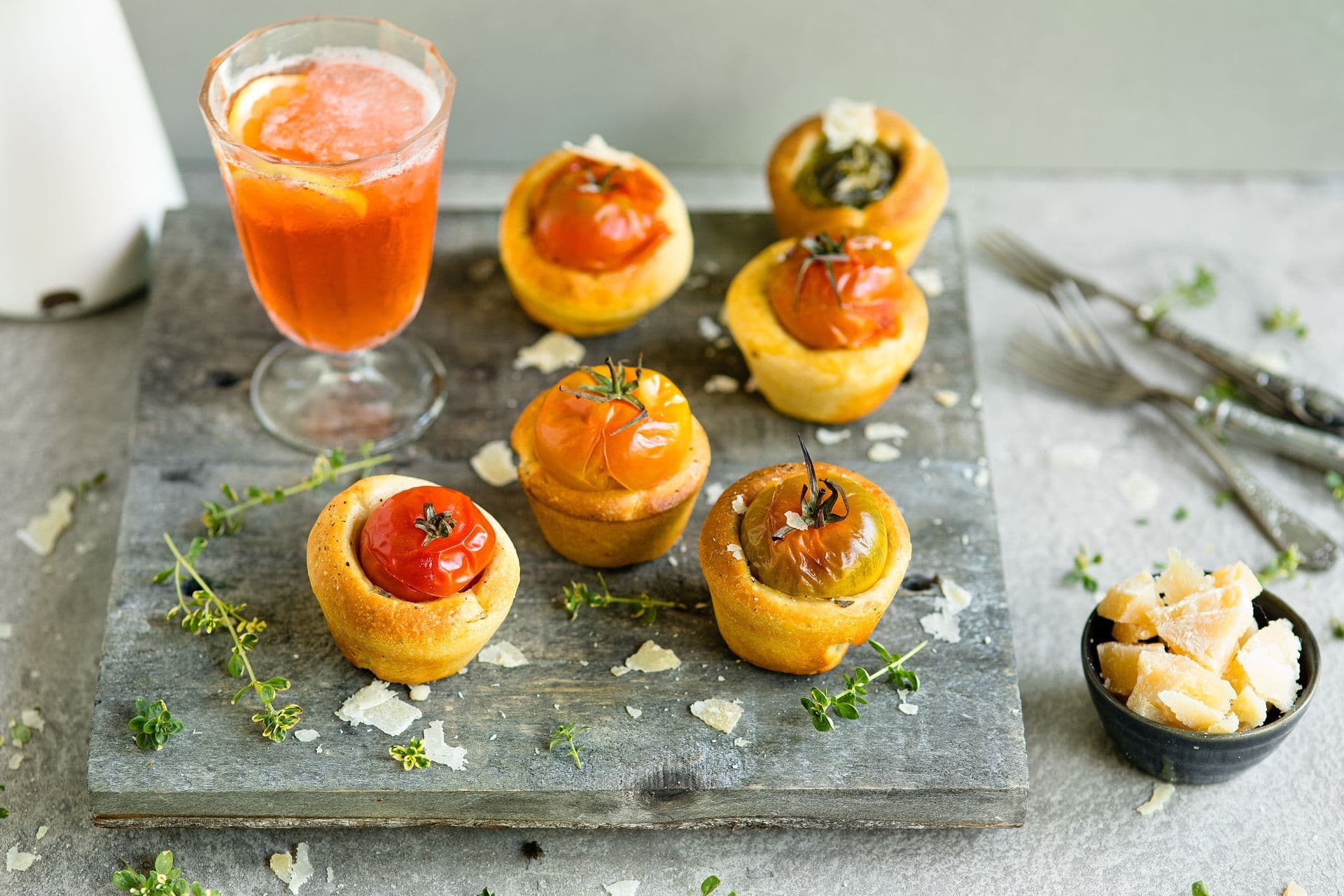 Bocconcini di focaccia al Parmigiano Reggiano e rosmarino con pomodorino