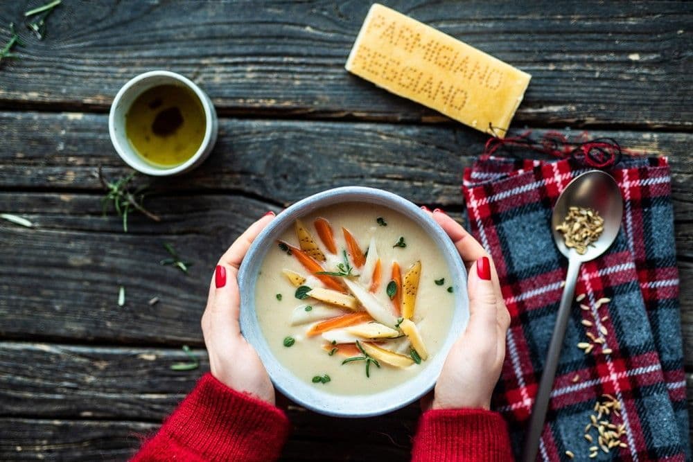 Zuppa di fagioli bianchi, radici e croste di Parmigiano Reggiano
