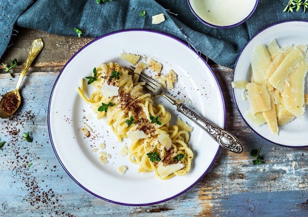 Chitarrine alla crema di Parmigiano Reggiano, pepe rosa e erbe aromatiche