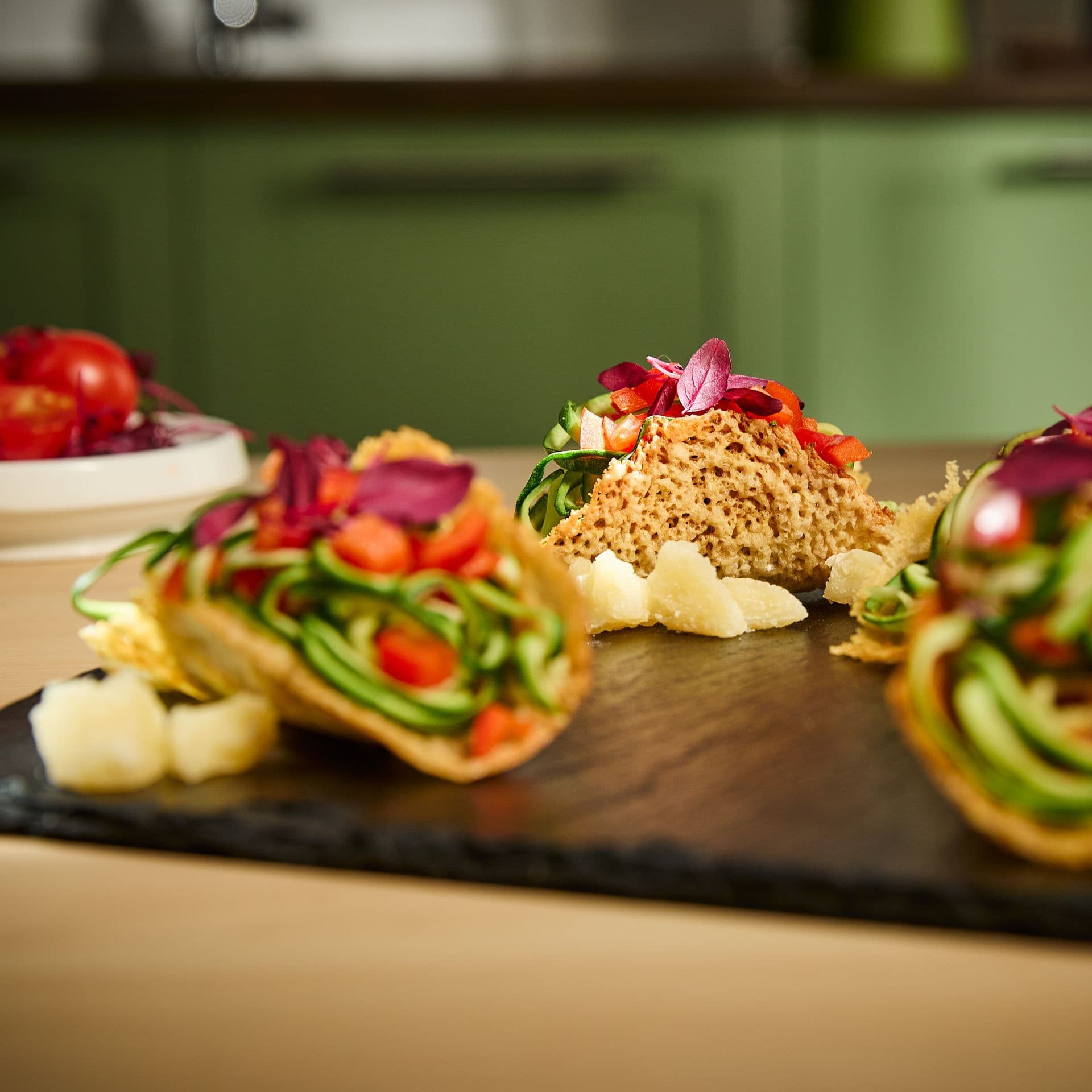 Tacos al Parmigiano Reggiano, zucchine e pomodori
