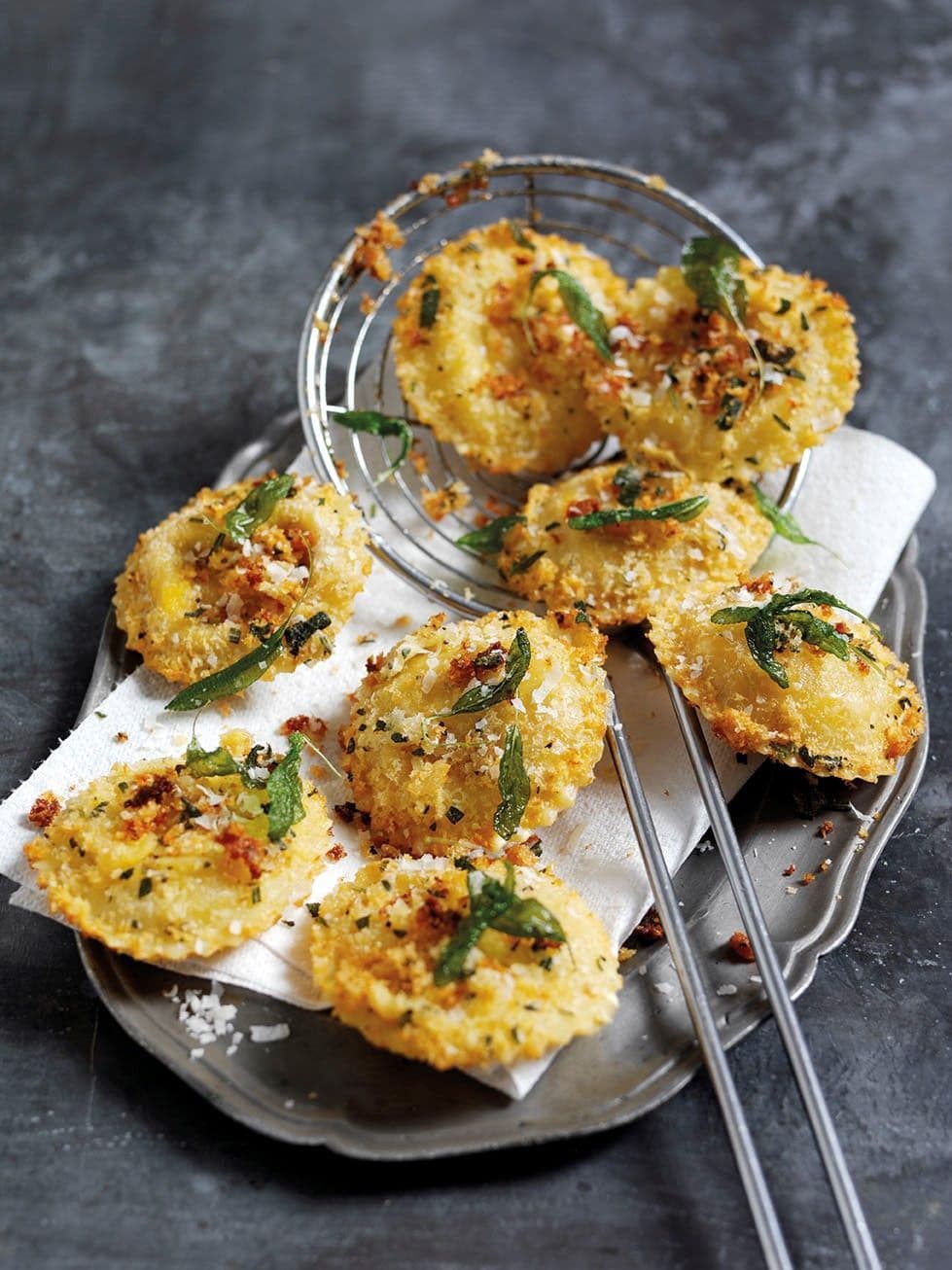 Ravioli al Parmigiano Reggiano e salvia croccanti