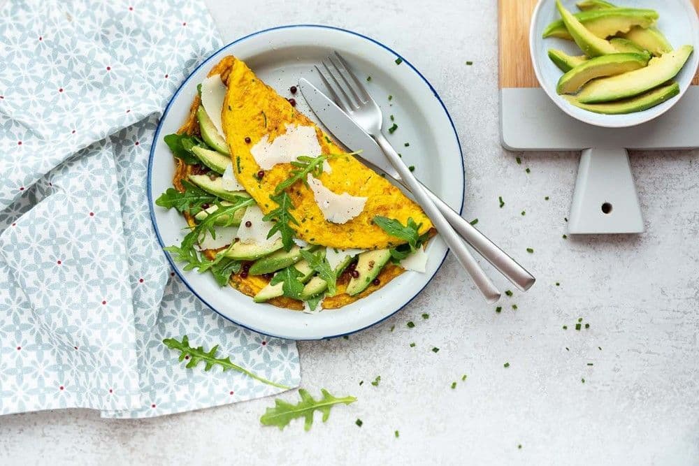 Omelette con avocado, Parmigiano Reggiano ed erbe aromatiche