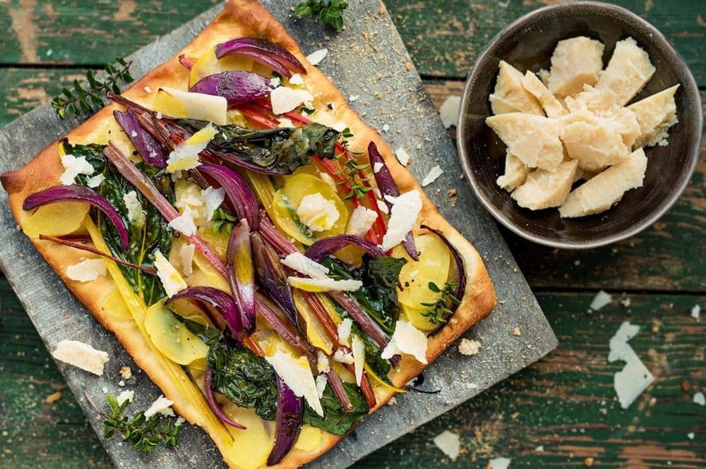 Pizza di patate, cipolle rosse, bietole e Parmigiano Reggiano