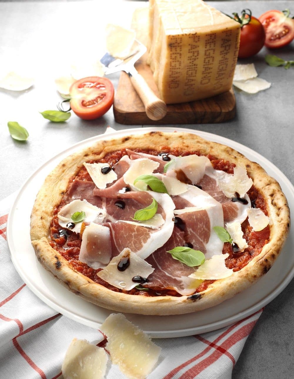 Pizza con Parmigiano Reggiano, Prosciutto di Parma e Aceto Balsamico Tradizionale di Modena