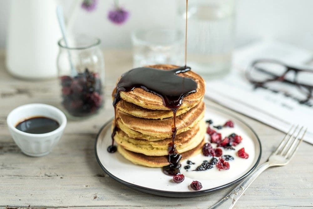 Pancake con crema di Parmigiano Reggiano, sciroppo all'aceto balsamico e frutti rossi