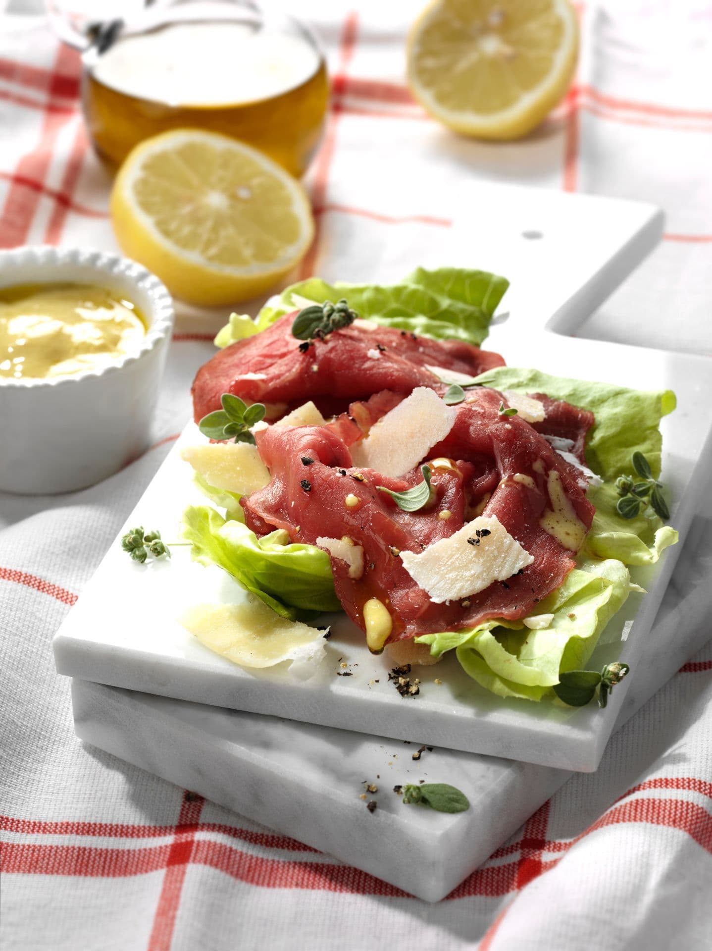 Carpaccio de bœuf , copeaux de Parmigiano Reggiano