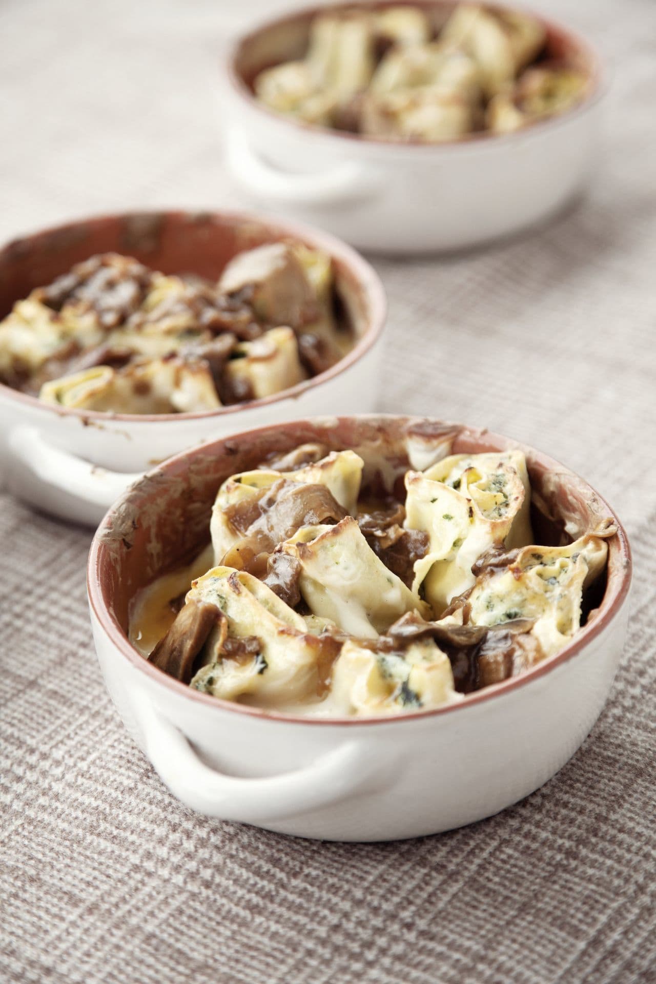 Nidi di ricotta con funghi porcini e besciamella al Parmigiano Reggiano