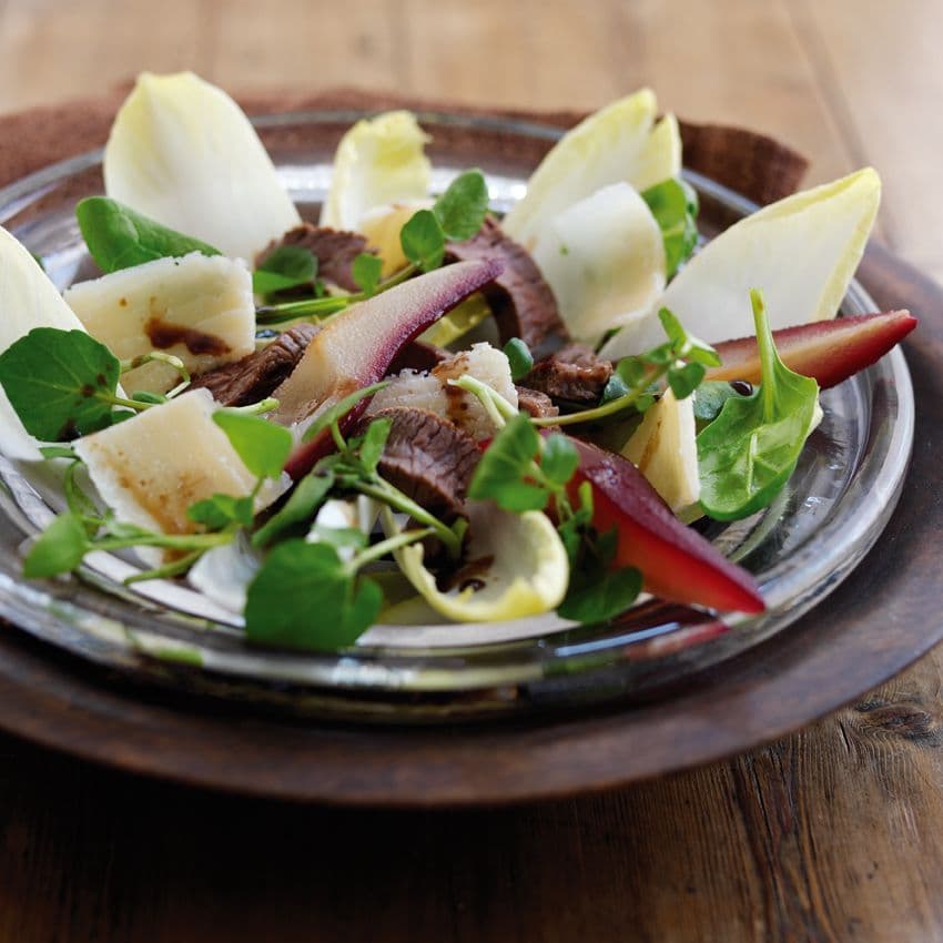 Insalata di carne di manzo con crescione, cicoria, pere e Parmigiano Reggiano