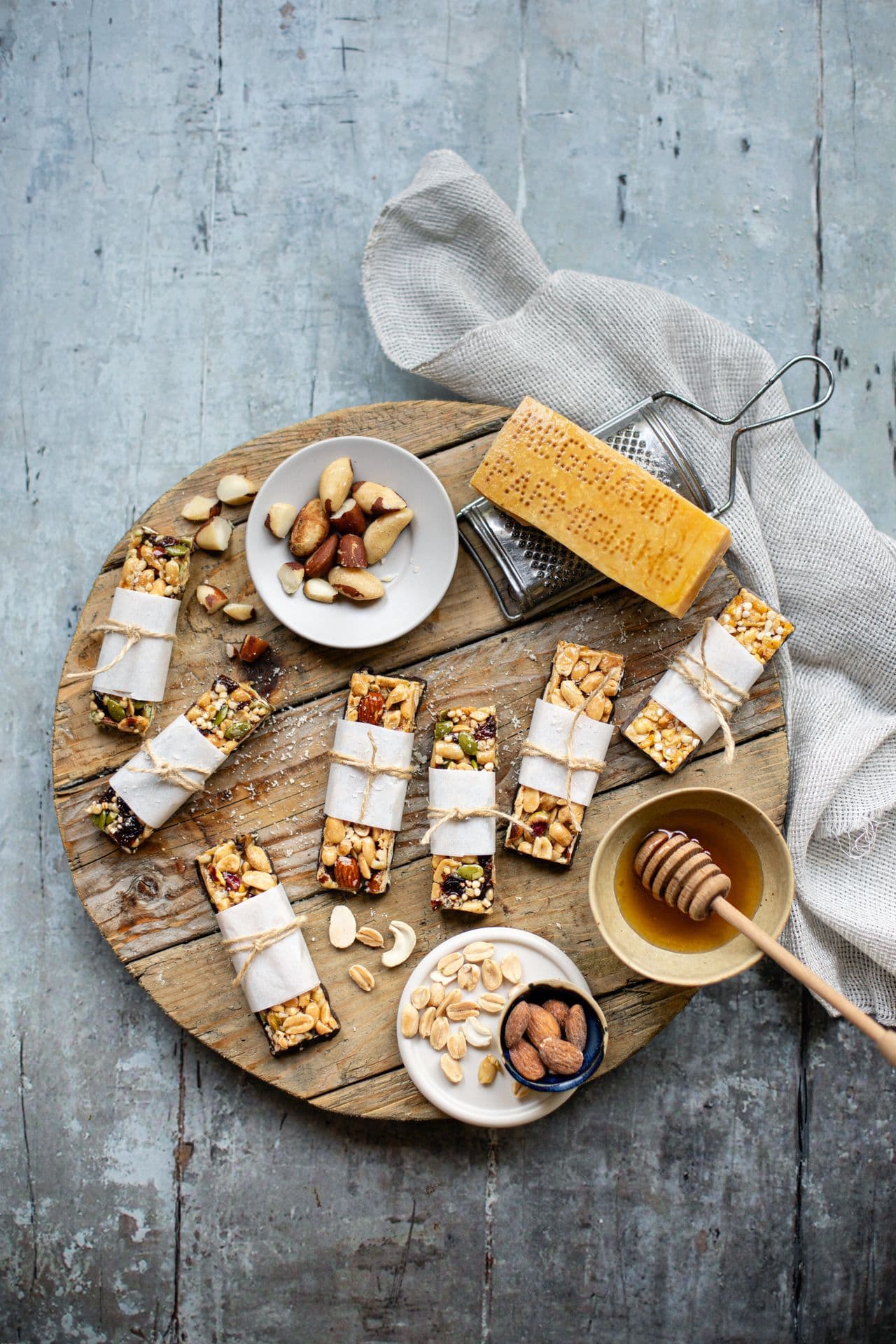 Barrette con frutta secca, miele e Parmigiano Reggiano