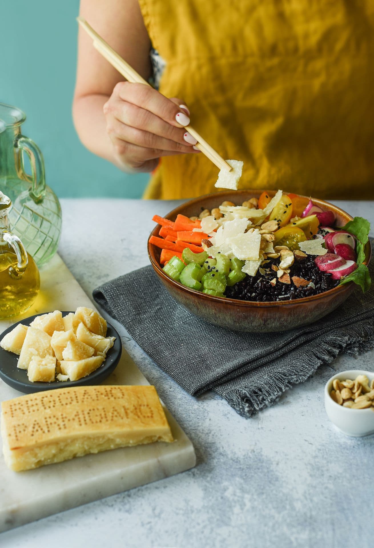 Pokè con riso venere, verdure e Parmigiano Reggiano 
