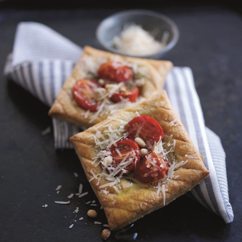 Tartellette di ciliegini arrosto e pinoli con Parmigiano Reggiano