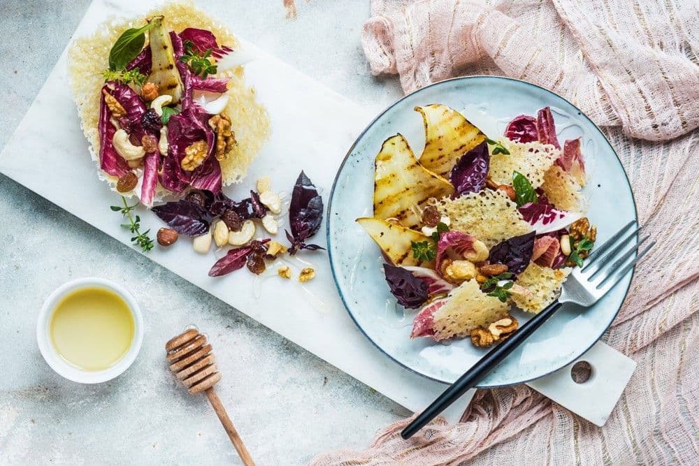 Cialda di Parmigiano Reggiano con pere grigliate, radicchio, frutta secca e miele