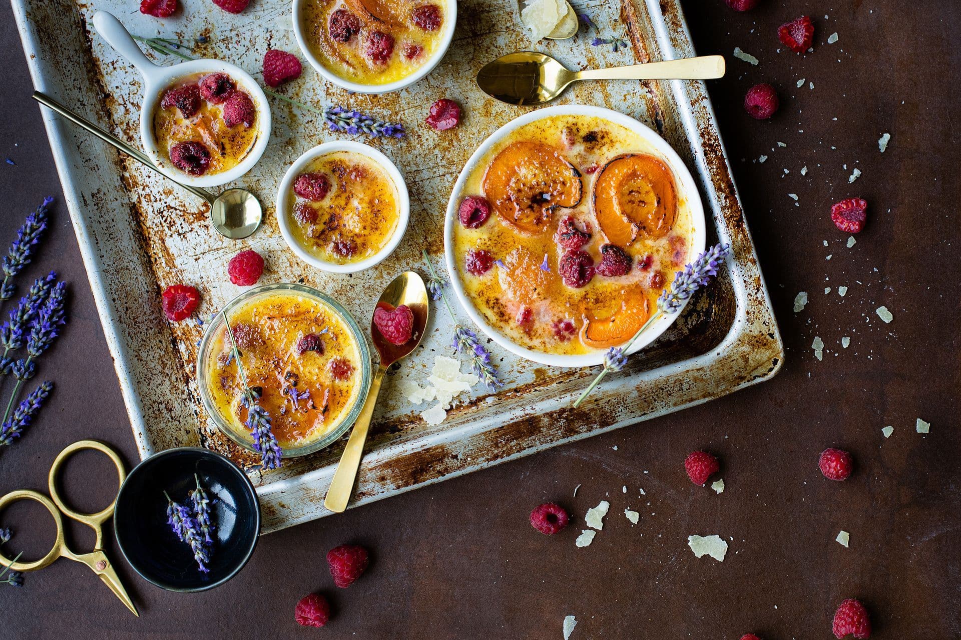 Crème brûlée mit Aprikosen, Himbeeren und Parmigiano Reggiano
