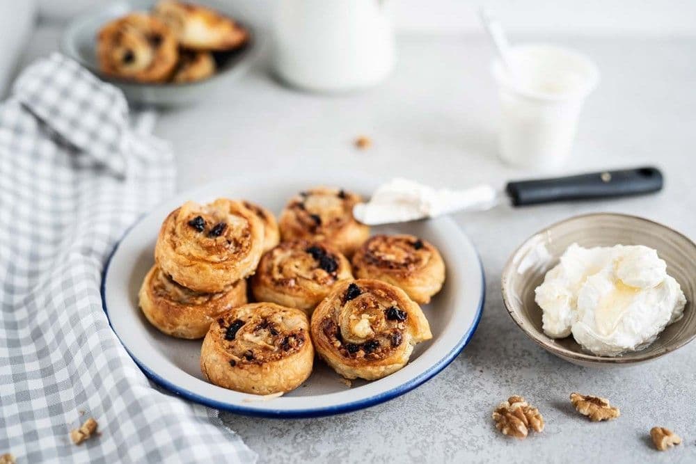 Roulés aux raisins secs, noix et crème à tartiner de Parmigiano Reggiano