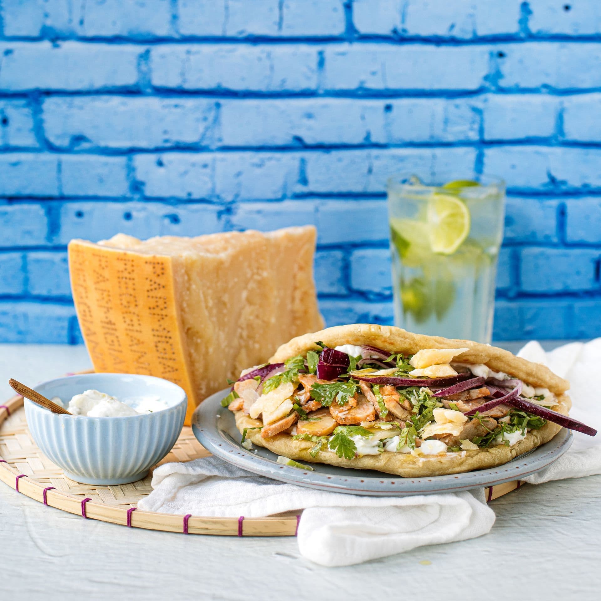 Griechische Pita und Parmigiano Reggiano