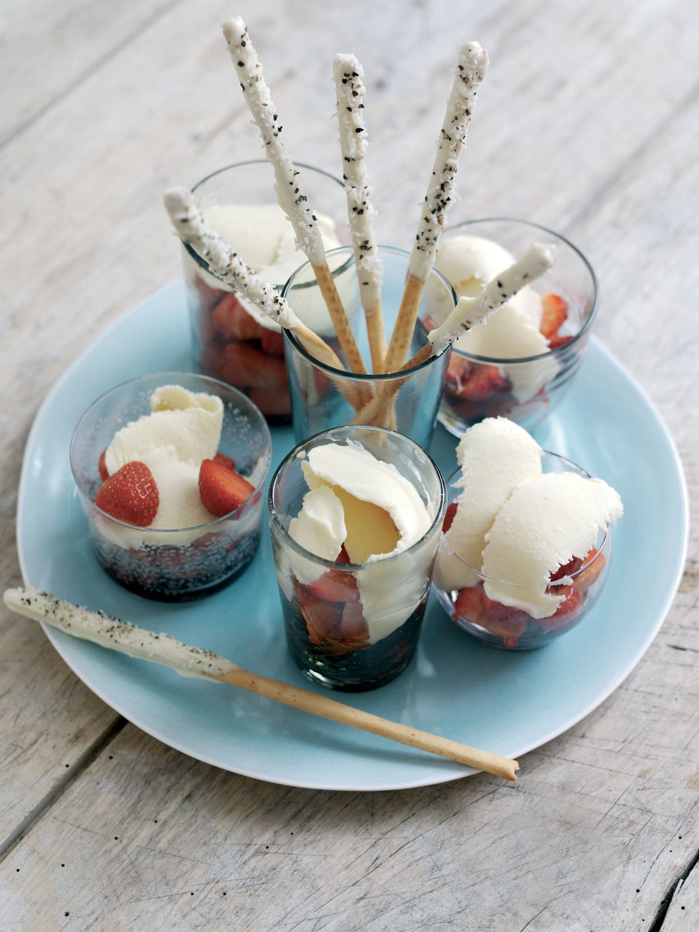 Gelato al Parmigiano Reggiano con fragole all'aceto balsamico e pepe nero