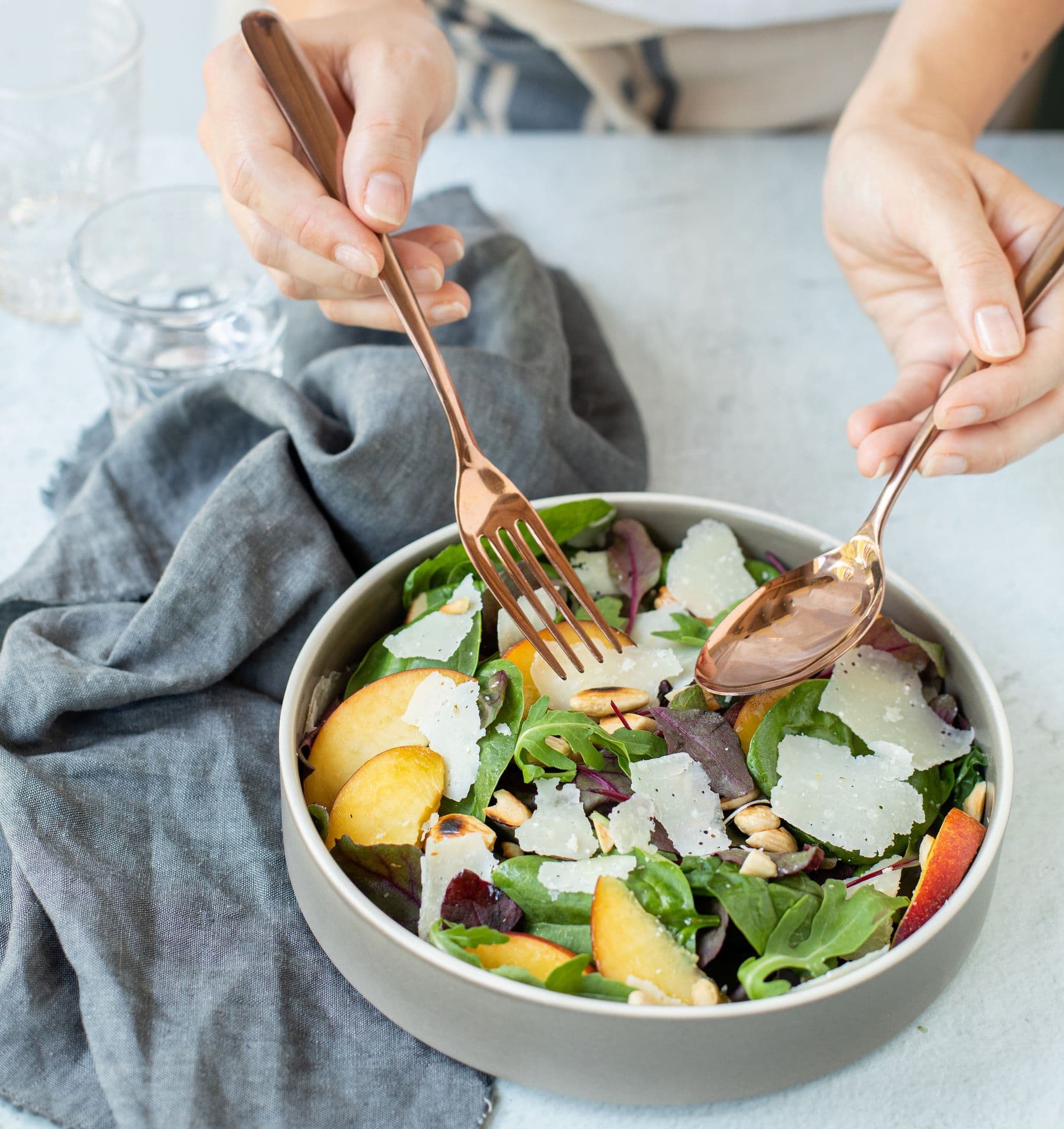 Insalata con pesche e Parmigiano Reggiano 