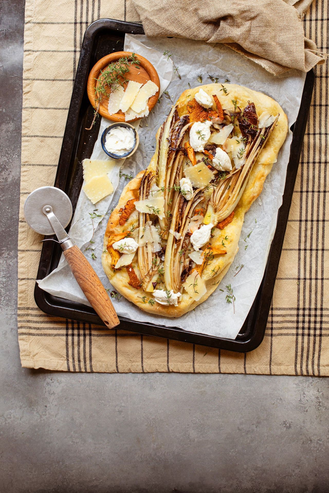 Pinsa mit Parmigiano Reggiano, Radicchio und Pilzen