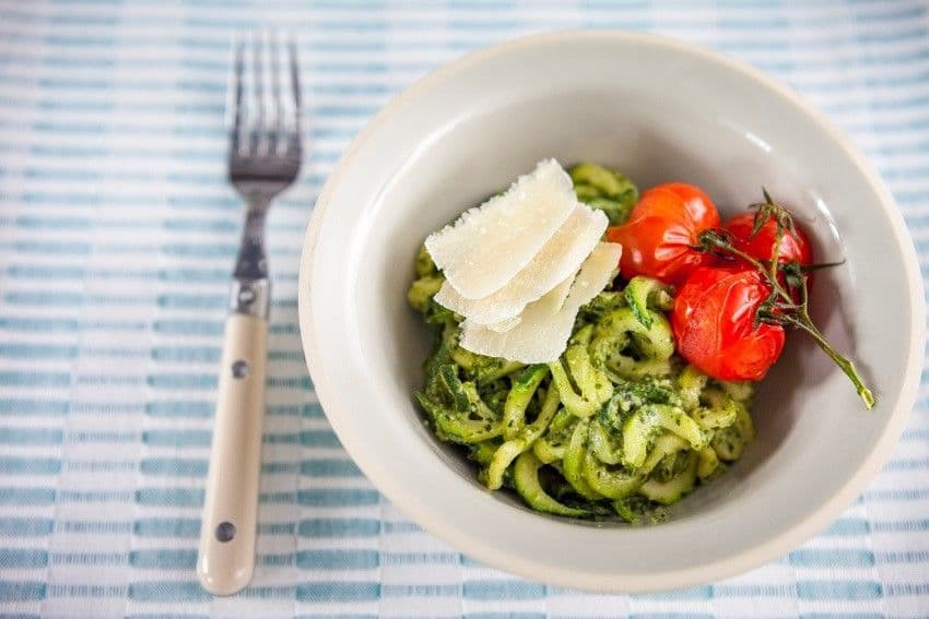 Zucchini mit Pesto, Crème fraiche, Parmigiano Reggiano und gebratenen Tomaten