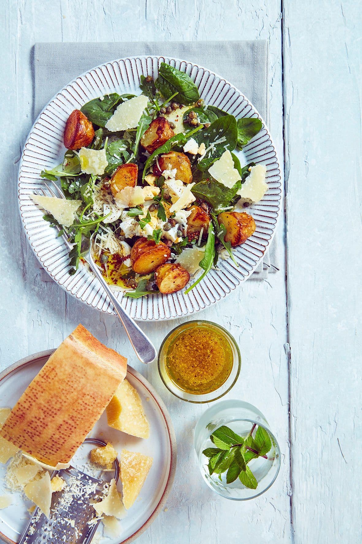 Parmigiano Reggiano Bratkartoffelsalat mit Petersilie, Ei und Kaperndressing