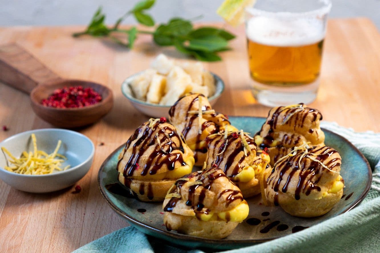 Bignè con crema pasticcera al Parmigiano Reggiano e lime