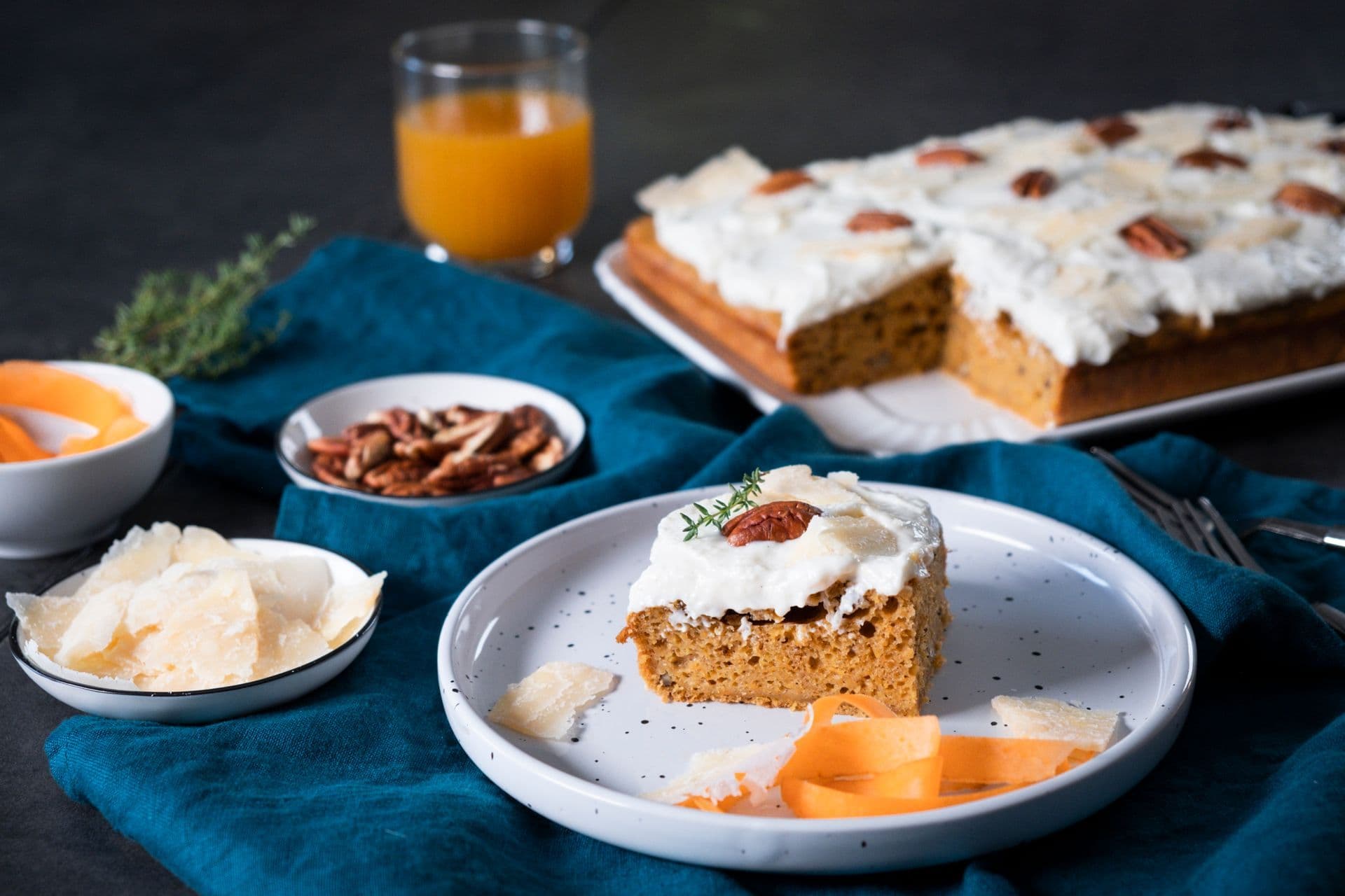 Carrot Sheet Cake con crema al Parmigiano Reggiano